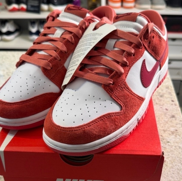 NWT Women's NikeV-Day Dunks - Picture 2 of 7